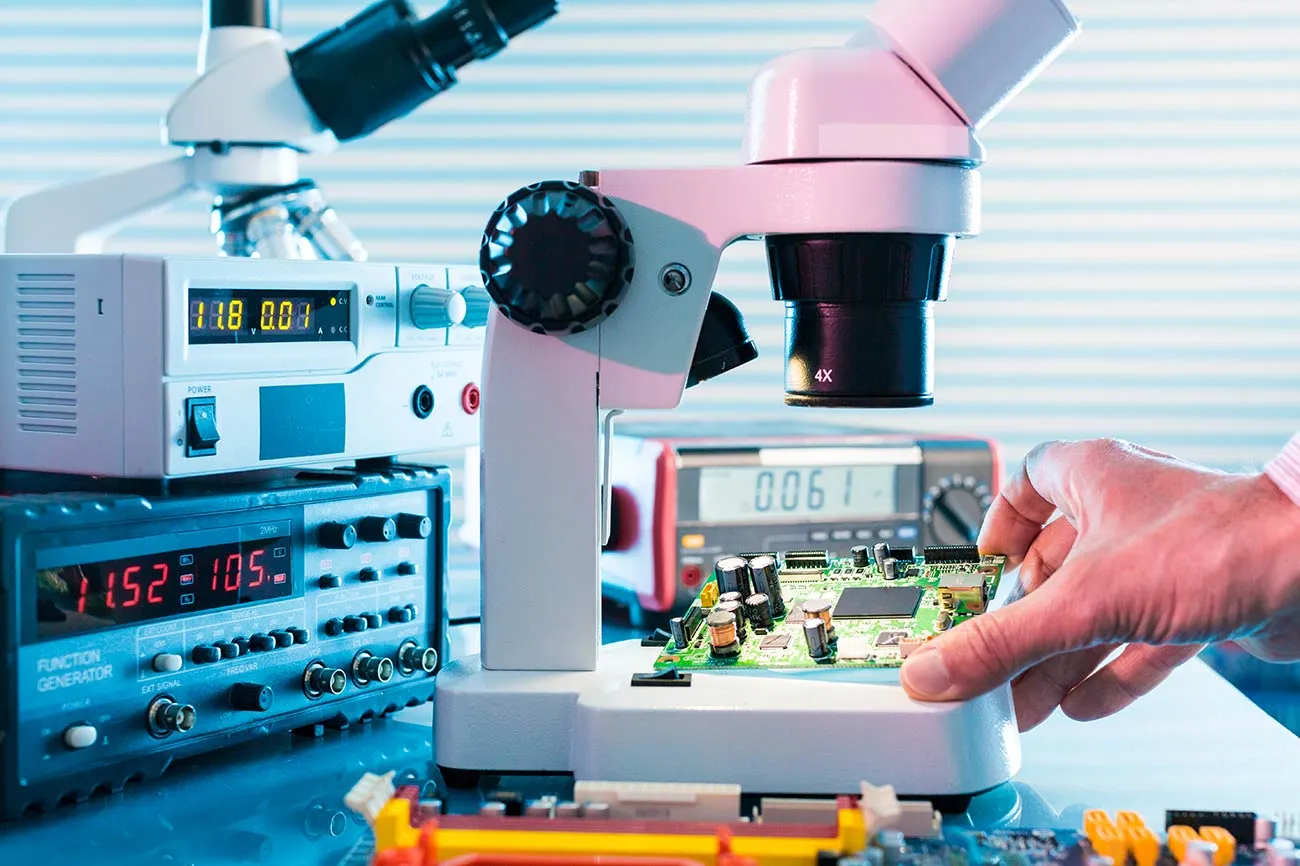 Microscopy inspection at the Gestlabs laboratory