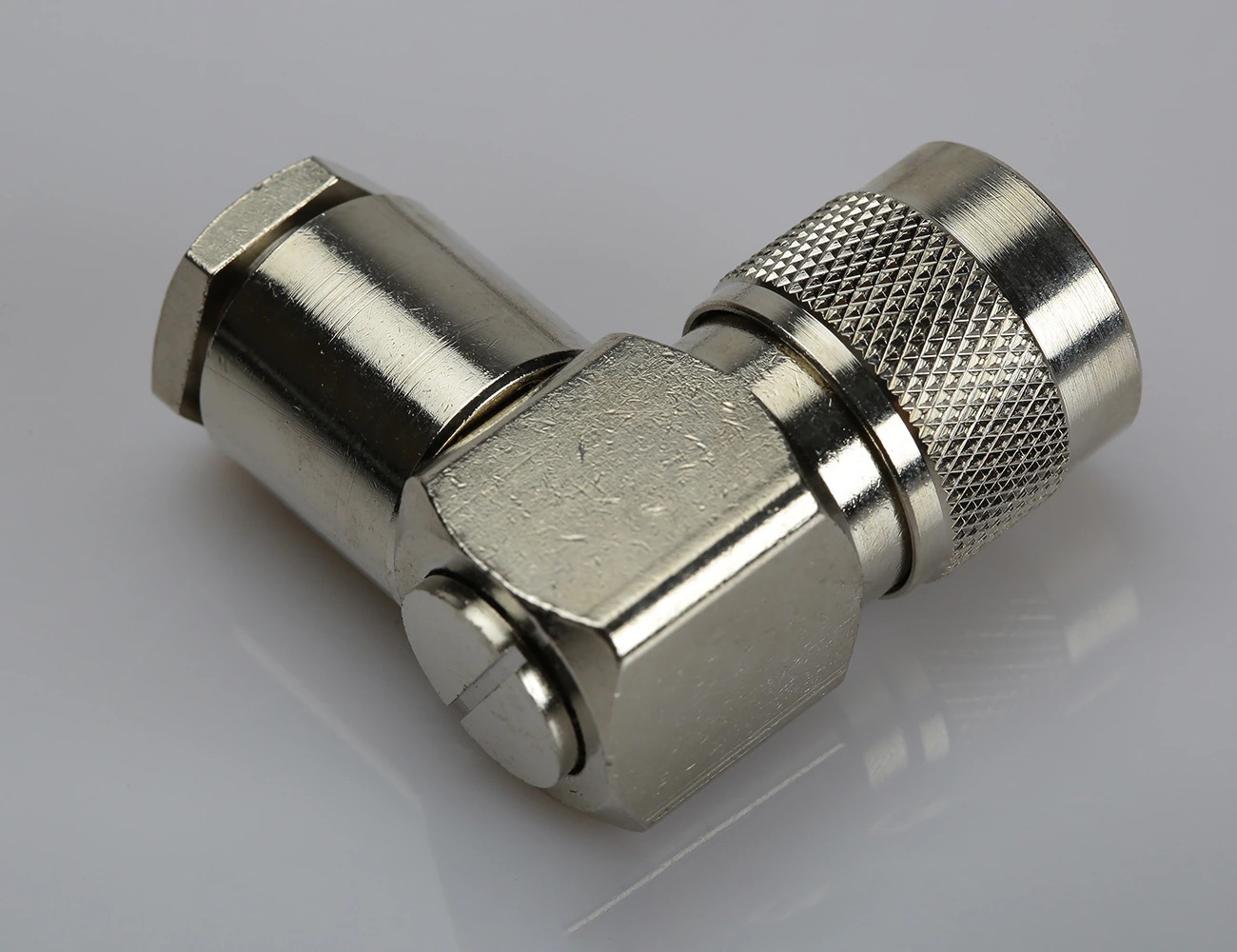 N Male Screw Type 90° RG59